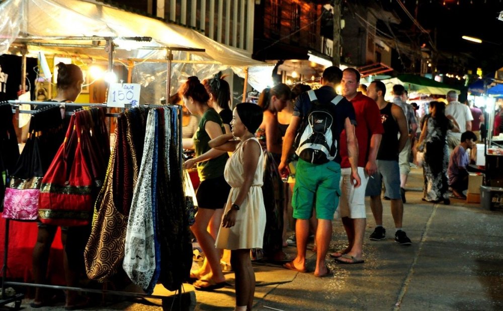 Night market on Choeng Mon