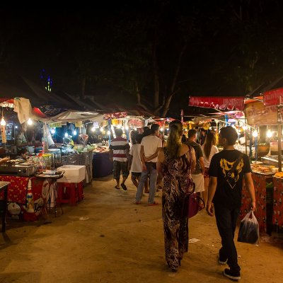 Lipa Noi Night Market